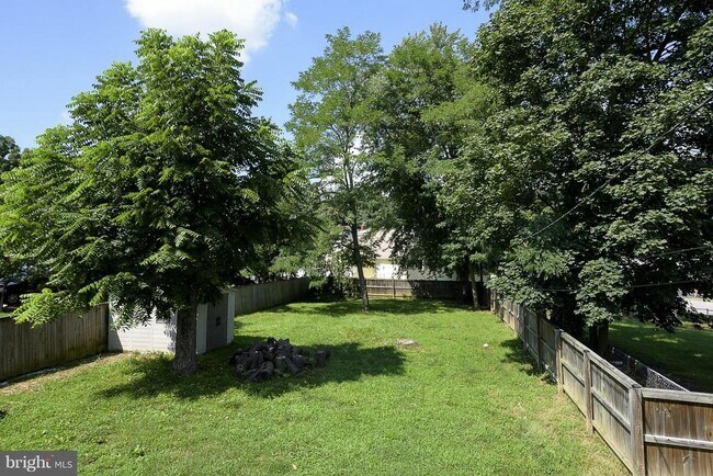 Building Photo - 611 Hilltop Rd