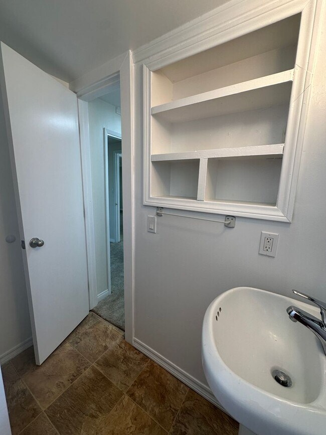 Building Photo - Fresh one bedroom, one bath home in downtown Bishop