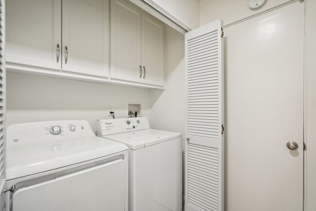 Building Photo - Upstairs Bright 2 bedroom Condo