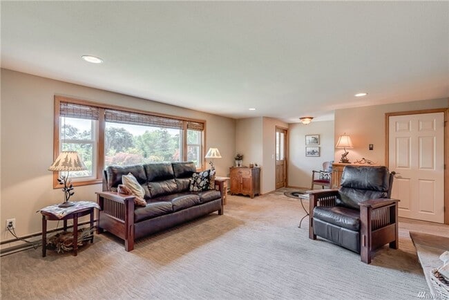 Building Photo - Amazing Views & Amazing 4 Bedroom/3 Bath H...
