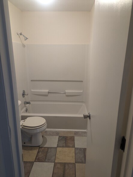 Secondary Bathroom - 6780 Willowbrook Dr