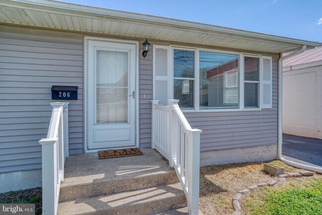 Building Photo - 206 N Main St