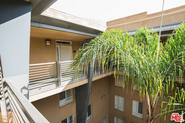 Building Photo - 5831 Seawalk Dr