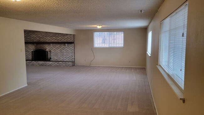 Building Photo - 4 Bed 2.5 Bath with A/C - Available Now!