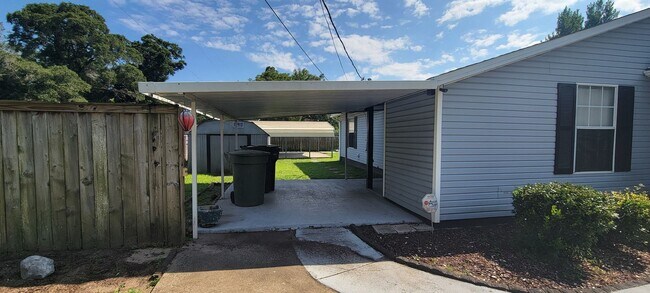 Building Photo - 2301 W Mallory St