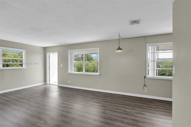 Building Photo - 588 Holly Dr
