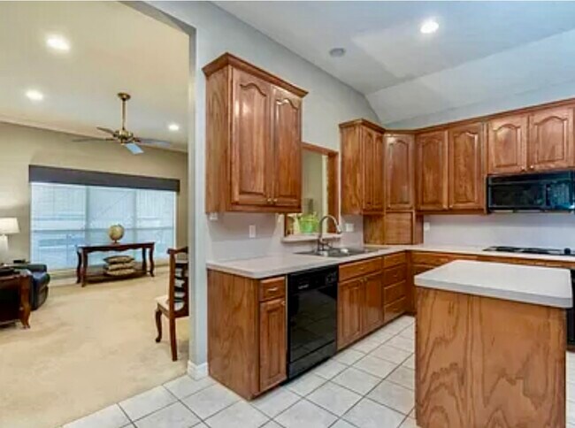 Building Photo - 815 Montreal Dr