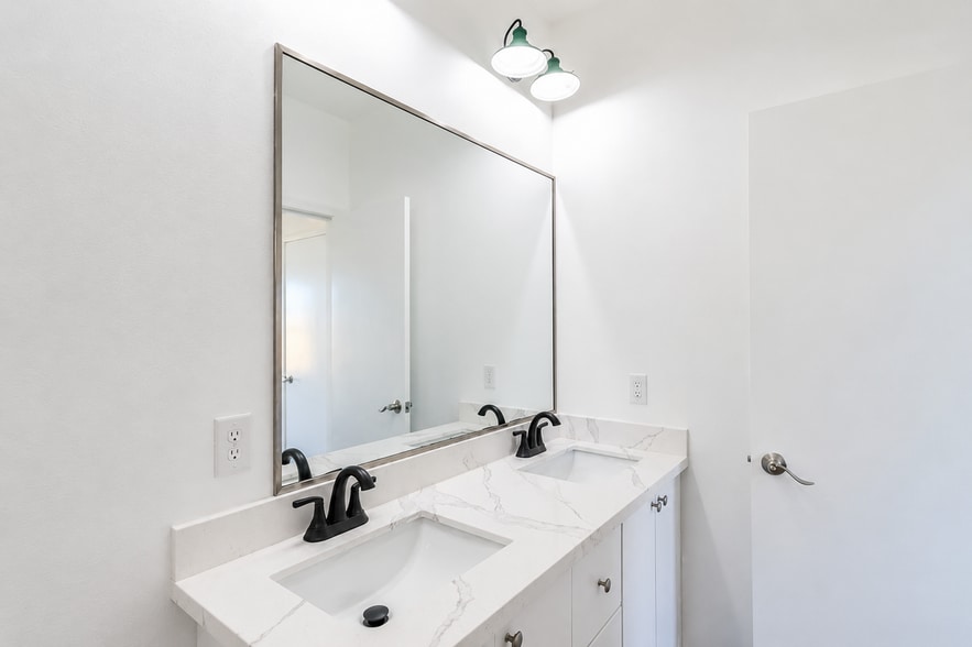 Building Photo - 10825 N Sugar Bear Dr