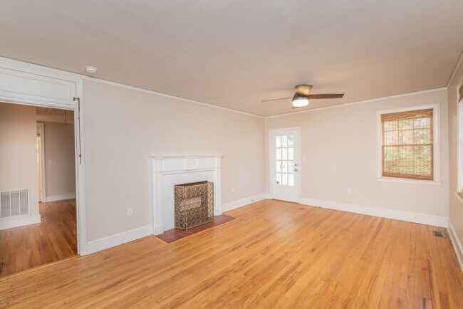 Building Photo - Charming 3-bedroom/2-bath single-family ho...