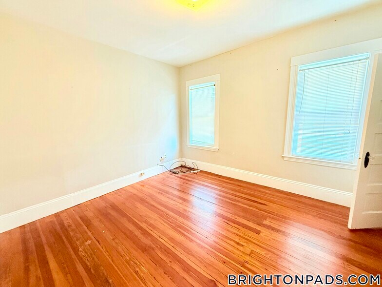 Building Photo - 348 Faneuil St