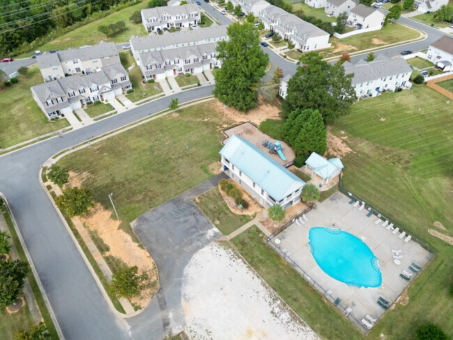 Building Photo - 558 Calen Ln