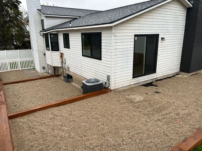 Building Photo - 1208 E Cedar View Dr