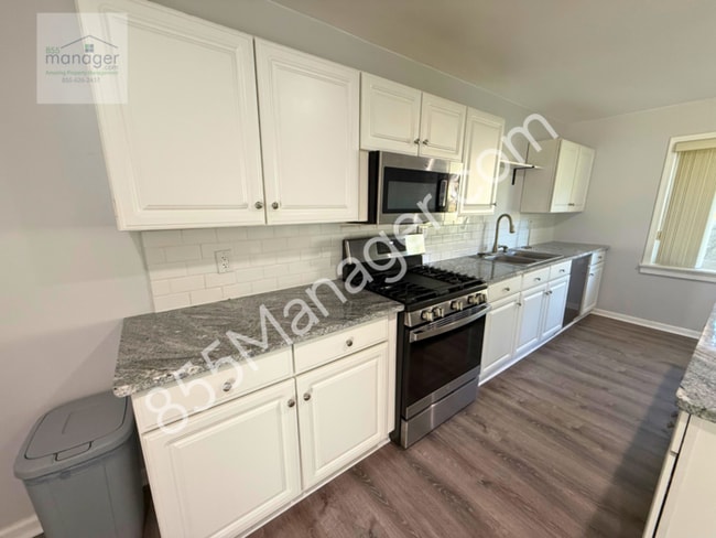Building Photo - Updated 4-Bedroom with Primary Suite & Fen...