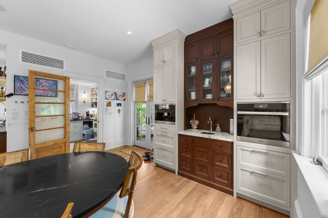Building Photo - 548 Sylvan Pl