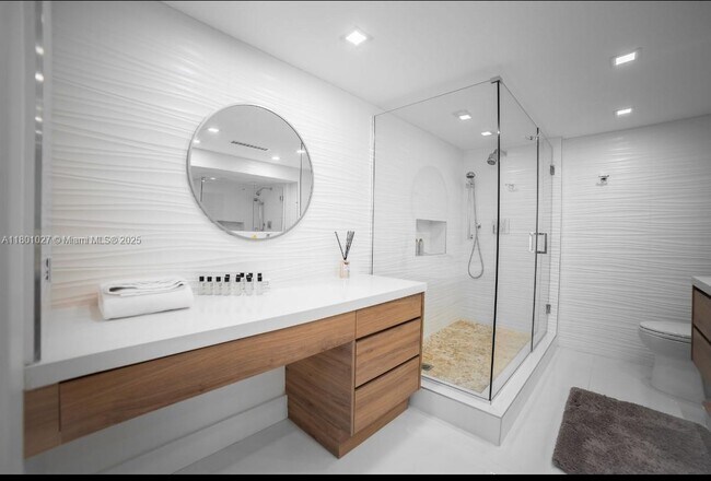 Building Photo - 5600 Collins Ave