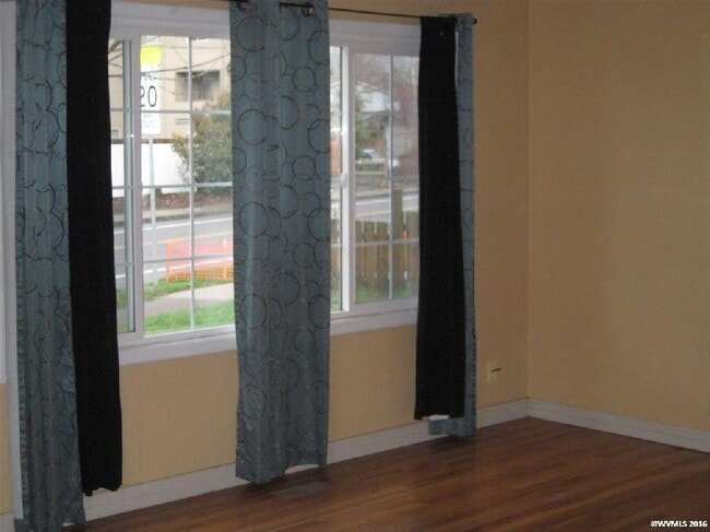 Building Photo - 4 bedroom 2 bath home in great location