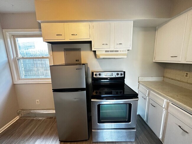 Building Photo - 304 S Highland Ave