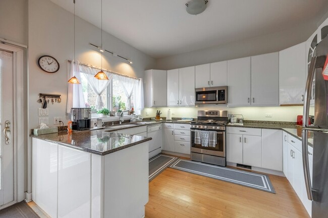 Building Photo - 1723 N Wood St