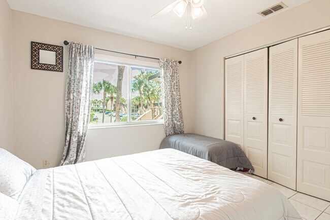 Building Photo - Fully Furnished Naples Condo- Available for Annual Rental Starting April