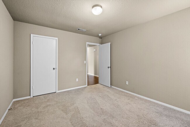 Building Photo - Beautiful and Spacious Home!
