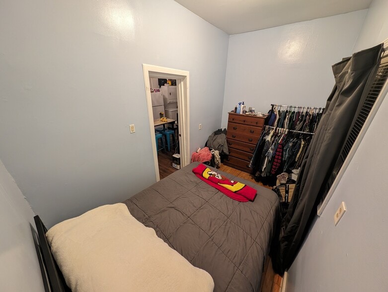 Master bedroom - 2455 W Cortland St