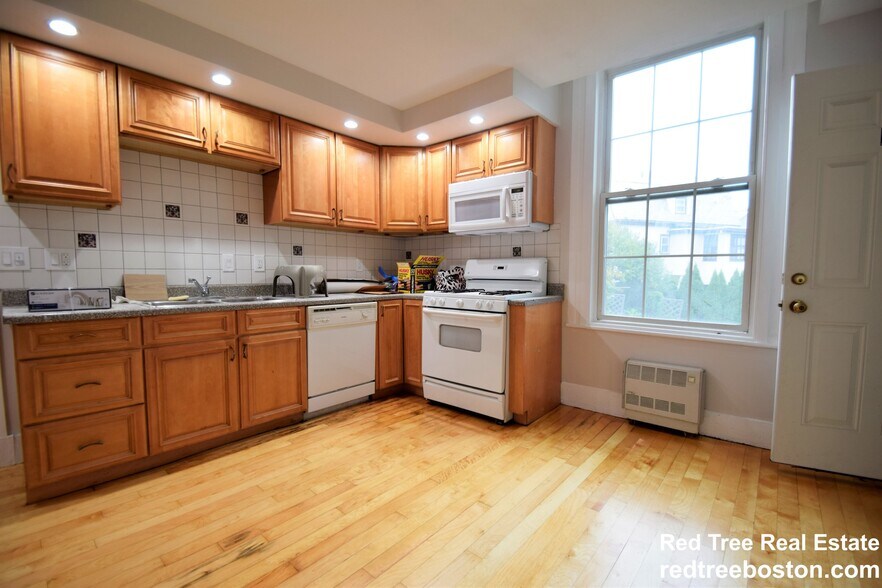 Building Photo - 24 St James St