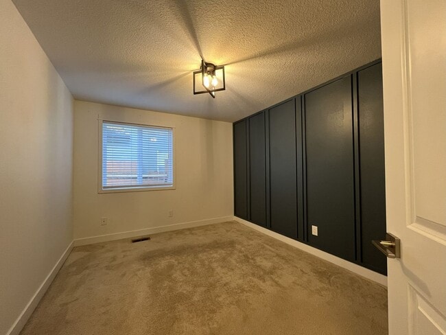 Building Photo - Beautiful Single-Level 3 Bedroom Home with Modern Kitchen and Open Floor Plan