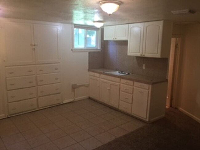 Building Photo - Spacious studio apartment located near downtown Idaho Falls!