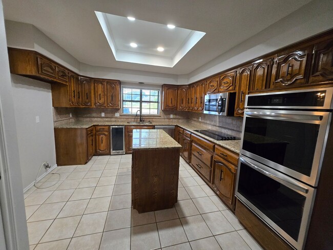 Building Photo - Stunning 4-bd 2.5 bath