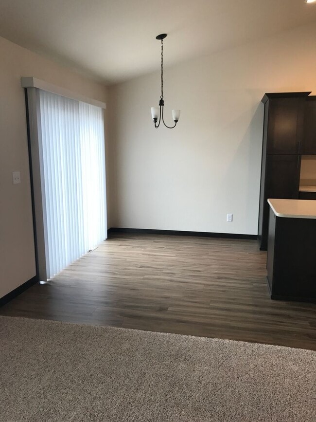 Building Photo - 5 Bed 3 Bath Twin Home