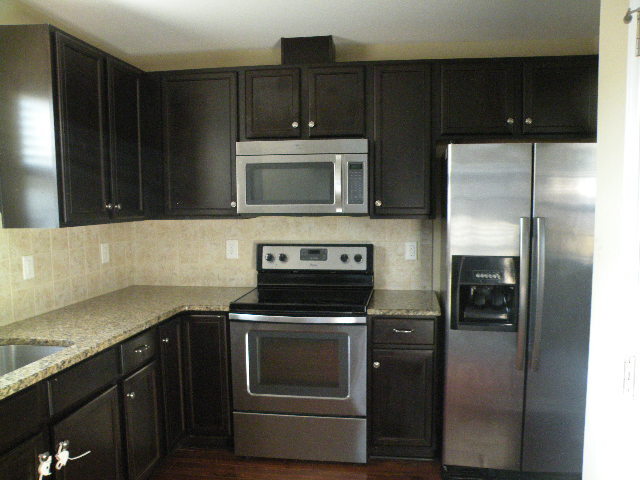 Building Photo - Near new home in comfortable family community