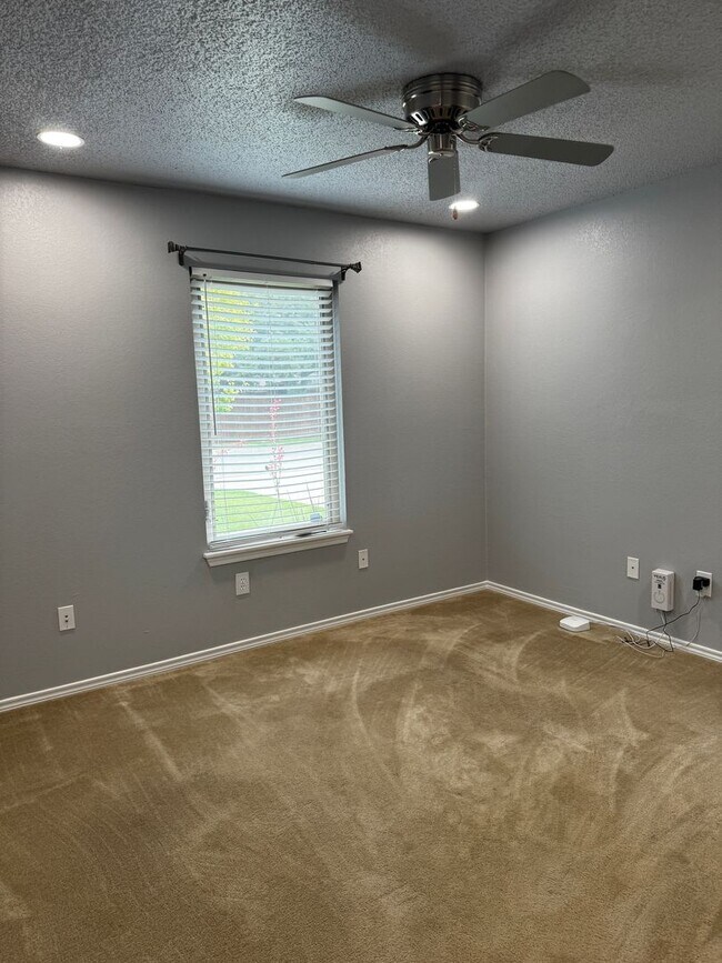 Building Photo - Stunning 3 Bed, 2 Bath Home in Sunridge Subdivision