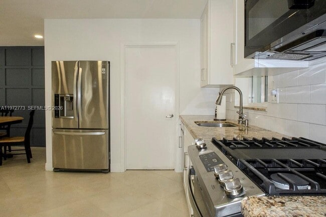 Building Photo - 9731 Bel Aire Dr