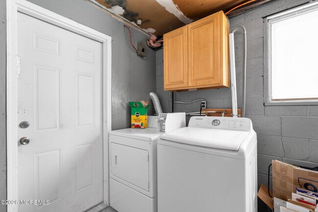 Building Photo - 117 Manhattan St