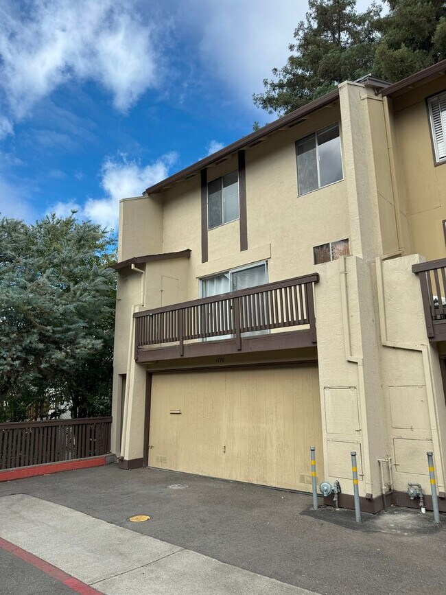 Building Photo - UPDATED TOWNHOME, COMMUNITY POOL, BRIGHT R...
