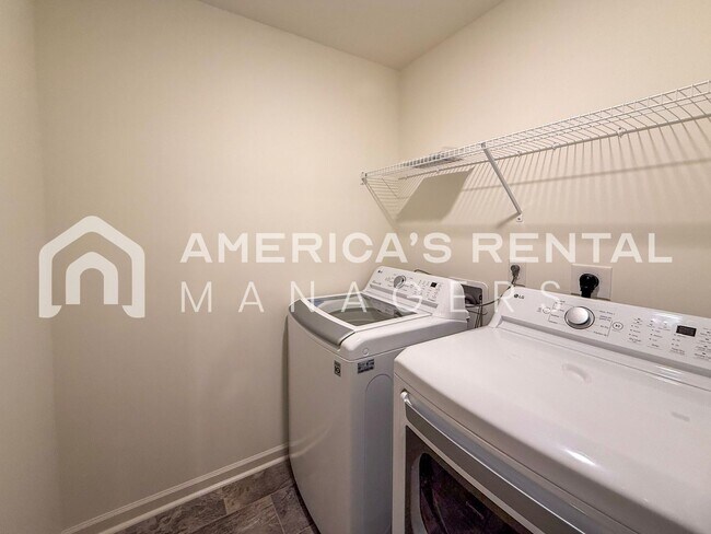 Building Photo - Move-in Special! Beautiful 5 Bed, 2 Bath h...