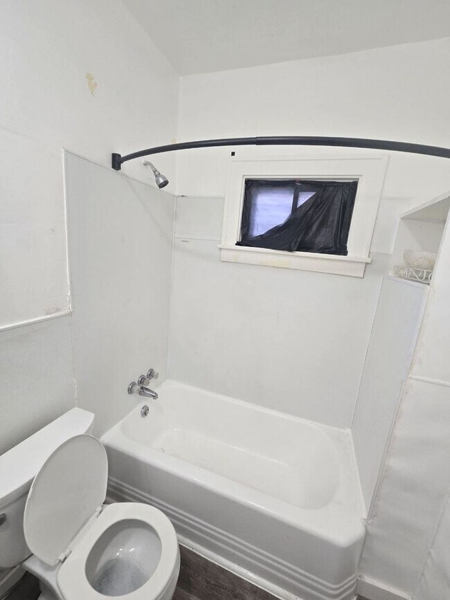 Building Photo - 3 Bedroom Single Family | EDEN and CMHA Section 8 Welcomed