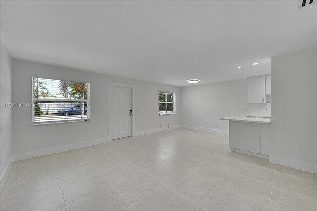Building Photo - 810 SW 12th Ct