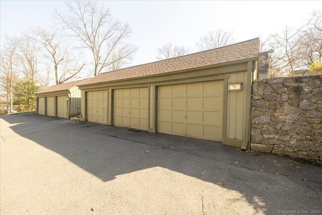 Building Photo - 114 Heritage Vlg