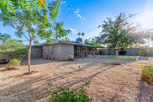 Building Photo - 1422 W Orange Dr
