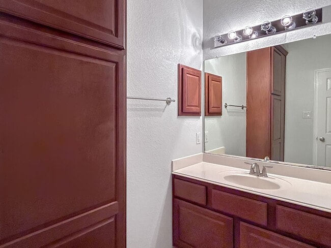 Building Photo - Spacious and Stylish in Schertz!