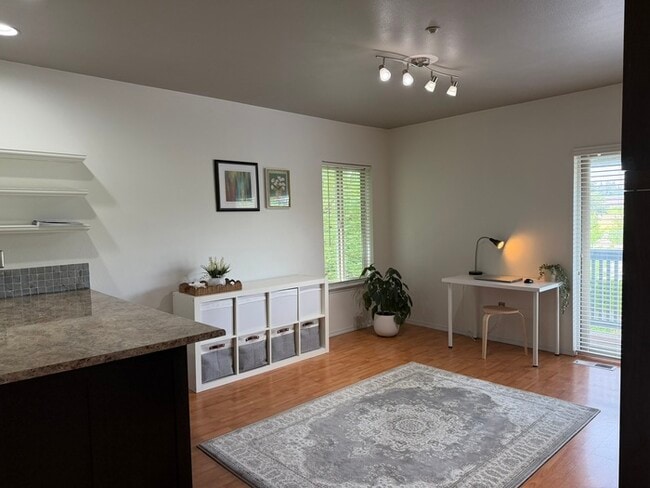 Building Photo - Amazing 3 bd Condo in Fircrest