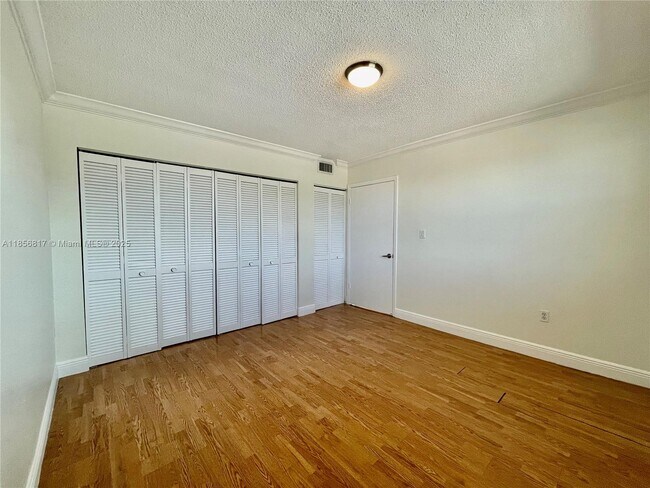 Building Photo - 2441 SW 31st Ave