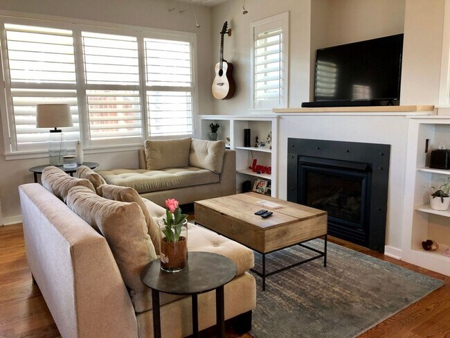Building Photo - Stunning 3 bed, 3 bath in Holiday Neighborhood! Available July 5th!