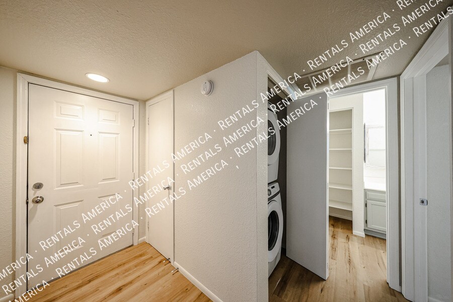 Building Photo - 2146 W Isabella Ave