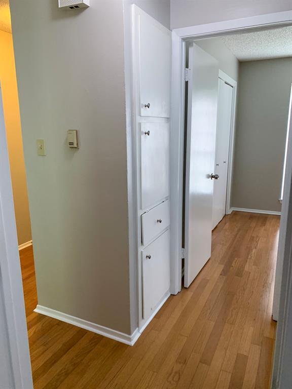 Building Photo - 9222 Meadow Vale