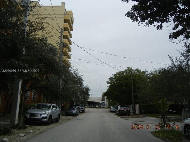 Building Photo - 215 SW 42nd Ave