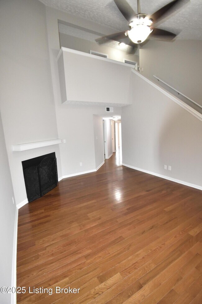 Building Photo - 4313 Hickoryview Dr