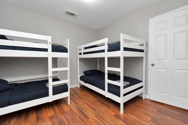 Building Photo - 5822 Santa Bernadetta