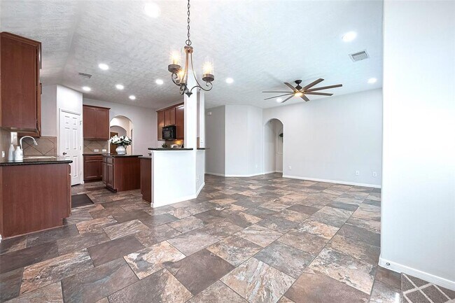 Building Photo - 2819 Lakecrest Way Dr
